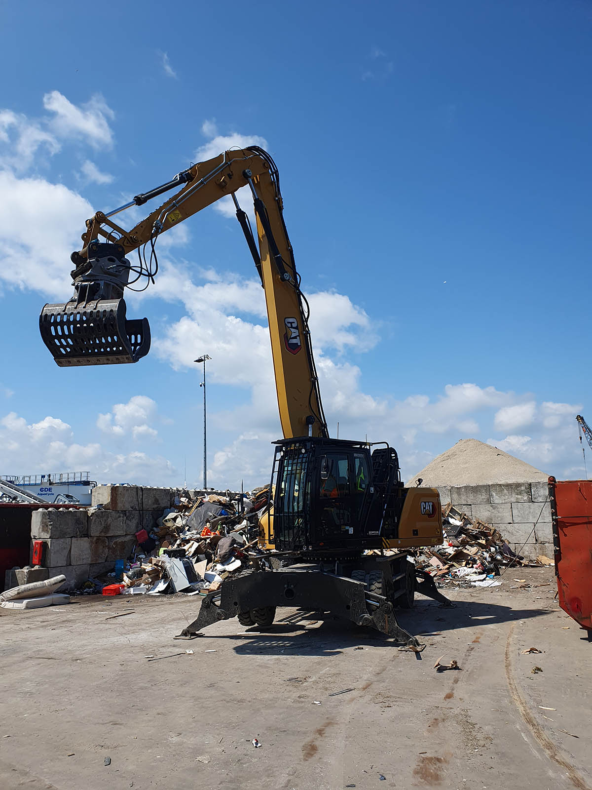 kraan bij cirwinn om afval te grijpen